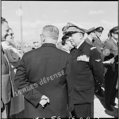 Le vice-amiral d'escadre Barjot s'entretient avec M. Lapierre, agent consulaire à Larnaca (Chypre) photographié de dos, lors d'une cérémonie du 11 novembre au camp X.
