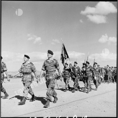 Le défilé des parachutistes lors d'une cérémonie du 11 novembre au camp X (Chypre).
