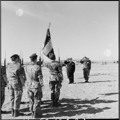Le vice-amiral d'escadre Barjot et le général Gilles saluent le drapeau du 1er RCP lors d'une cérémonie du 11 novembre au camp X (Chypre).