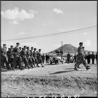 Le défilé des parachutistes devant les autorités lors d'une cérémonie du 11 novembre au camp X (Chypre).