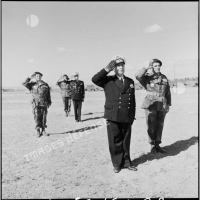 Le vice-amiral d'escadre Barjot et le général Gilles saluent le drapeau du 1er RCP - hors champ - lors d'une cérémonie du 11 novembre au camp X (Chypre).