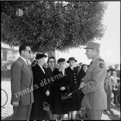 Le général de division Beaufre s'entretient avec les civils français restés à Port-Fouad, lors de la cérémonie du 11 novembre.