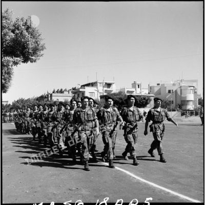 Le défilé du 2e RPC devant les autorités lors de la cérémonie du 11 novembre à Port-Fouad.