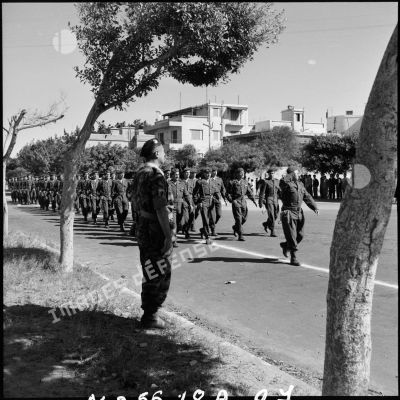 Le défilé des troupes lors de la cérémonie du 11 novembre à Port-Fouad.