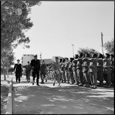 Le général de division Beaufre et le contre-amiral Lancelot passe des tirailleurs sénégalais en revue lors de la cérémonie du 11 novembre à Port-Fouad.