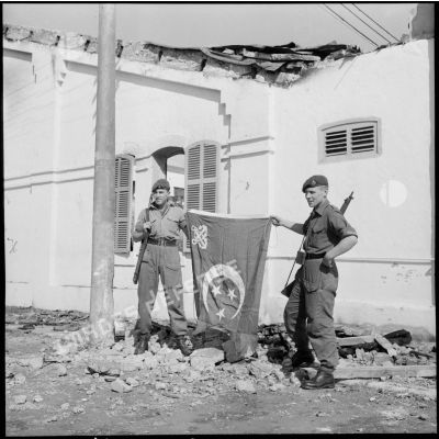 Deux soldats britanniques (Royal Marines) présentent un drapeau, après le cessez-le-feu à Port-Saïd.