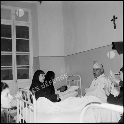 Des civils égyptiens blessés lors des bombardements sont soignés à la clinique Notre-Dame de la Délivrande à Port-Saïd.