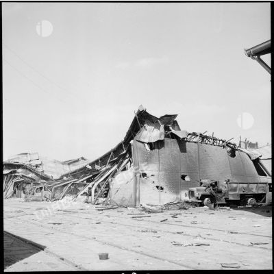Entrepôts brûlés après le cessez-le-feu à Port-Saïd.