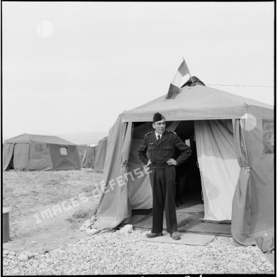 Le colonel Barthélémy dans le camp du GM1, implanté sur la base aérienne d'Akrotiri (Chypre).
