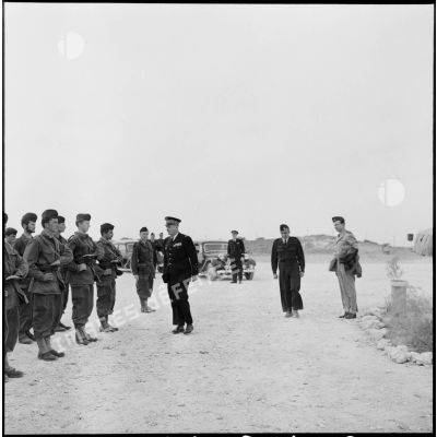 Le général de corps aérien Jouhaud passe en revue un détachement du GM1 sur la base aérienne d'Akrotiri (Chypre).