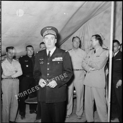 Le général de corps aérien Jouhaud s'adresse aux officiers du GM1 lors d'une visite sur la base aérienne d'Akrotiri (Chypre).