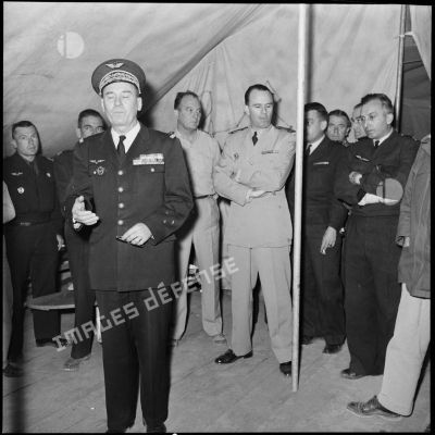 Le général de corps aérien Jouhaud s'adresse aux officiers du GM1 lors d'une visite sur la base aérienne d'Akrotiri (Chypre).