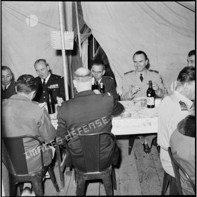 Le général de corps aérien Jouhaud, le colonel Barthélémy et le général de brigade aérienne Brohon partagent le repas des officiers au mess du GM1 sur la base aérienne d'Akrotiri (Chypre).