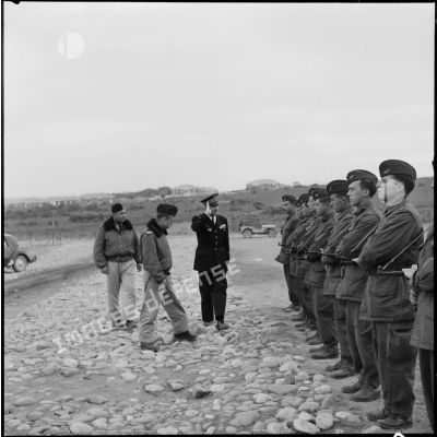 Le général de corps aérien Jouhaud arrive au camp de l'escadre de chasse sur la base aérienne d'Akrotiri (Chypre).