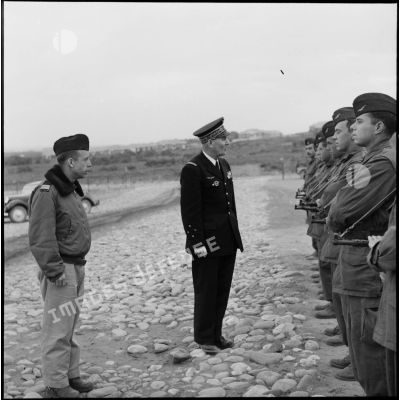 Le général de corps aérien Jouhaud passe en revue un détachement d'honneur de l'escadre de chasse sur la base aérienne d'Akrotiri (Chypre).