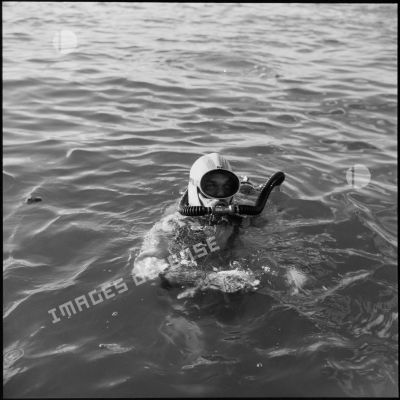 Un plongeur de la Marine nationale récupère les armes jetées dans le canal de Suez par les Egyptiens.