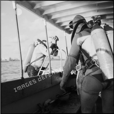 Les plongeurs de la Marine nationale récupèrent les armes jetées dans le canal de Suez par les Egyptiens.
