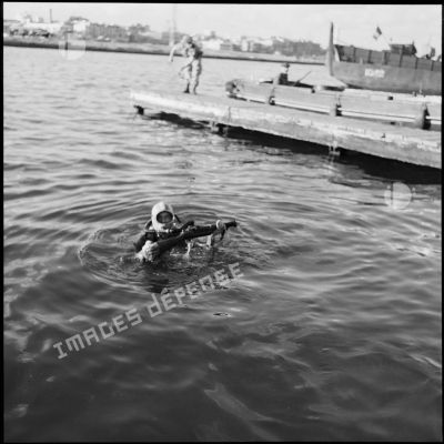 Un plongeur de la Marine nationale récupère les armes jetées dans le canal de Suez par les Egyptiens.