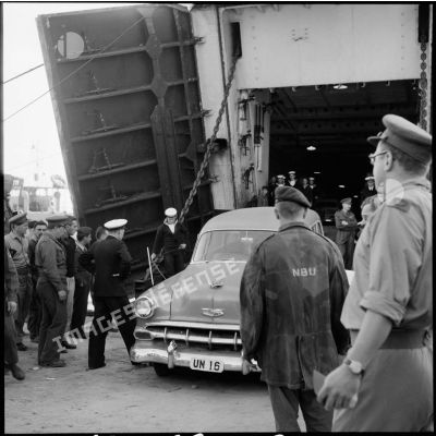 Le débarquement des voitures des observateurs de l'ONU d'un LST britannique, à Port-Saïd.
