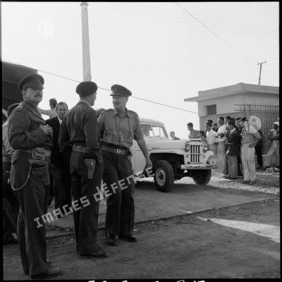 L'arrivée des voitures des observateurs de l'ONU à Port-Saïd.
