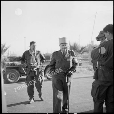 Le commandant Sabatier, délégué français à l'ONU, lors de l'arrivée des observateurs de l'organisation des nations unies à Port-Saïd.