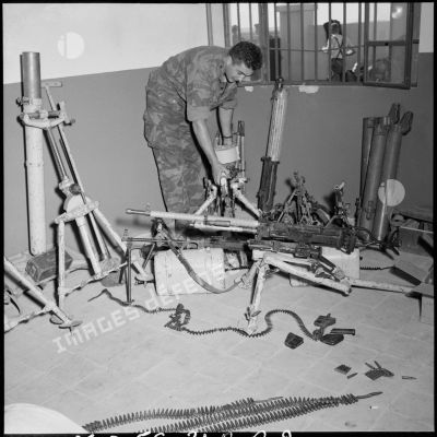 La récupération d'armement égyptien, ici des mitrailleuses, par le 2e RPC (régiment de parachutistes coloniaux) après le cessez-le-feu.