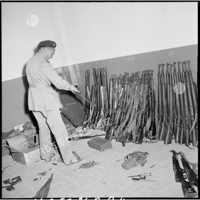 La récupération d'armement égyptien, ici des fusils,  par le 2e RPC (régiment de parachutistes coloniaux) après le cessez-le-feu.