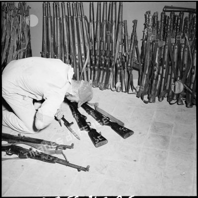 La récupération d'armement égyptien, ici des fusils et des pistolets-mitrailleurs, par le 2e RPC après le cessez-le-feu.