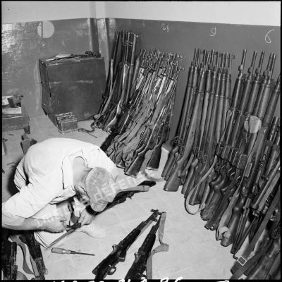 La récupération d'armement égyptien, ici des fusils et des pistolets-mitrailleurs, par le 2e RPC après le cessez-le-feu.