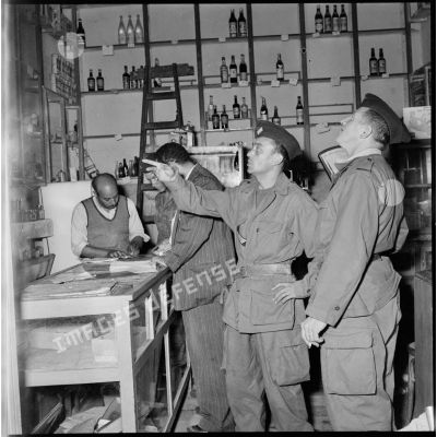 Des soldats français dans une boutique de Port-Saïd après le cessez-le-feu.