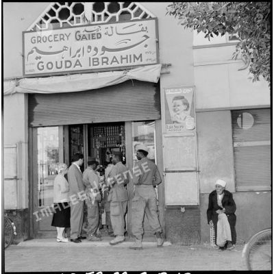 Un magasin d'alimentation à Port-Fouad après le cessez-le-feu.