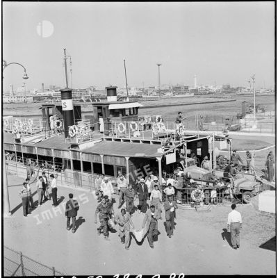 Le débarquement des passagers du ferry assurant la traversée du canal de Suez entre Port-Saïd et Port-Fouad.