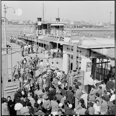 Les parachutistes français contrôlent l'identité des passagers du ferry assurant la traversée du canal de Suez entre Port-Saïd et Port-Fouad.