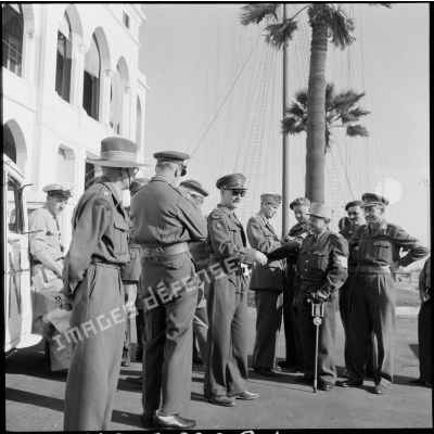 Les observateurs de l'ONU devant le siège de la compagnie universelle du canal de Suez, à Port-Saïd.