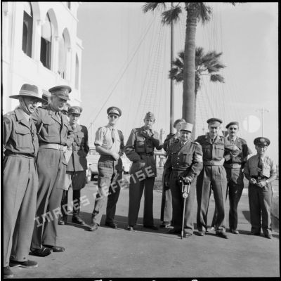 Les observateurs de l'ONU devant le siège de la compagnie universelle du canal de Suez, à Port-Saïd.