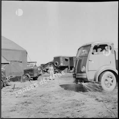 Au campement du GM1 sur la base aérienne d'Akrotiri (Chypre), le sol est arrosé tous les jours afin d'éviter toute poussière.