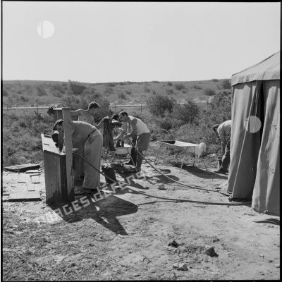 Une "salle de bains" au campement du GM1 (groupe mixte n°1) sur la base aérienne d'Akrotiri (Chypre).
