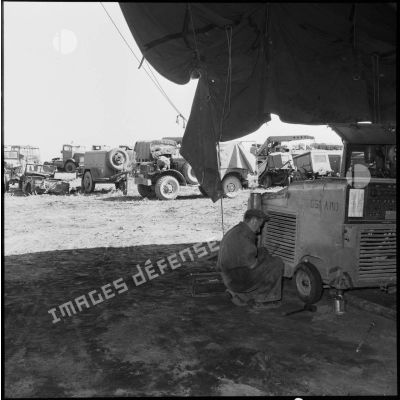 La maintenance d'une génératrice de piste dans un atelier de réparation du GM1 (groupe mixte n°1) sur la base aérienne d'Akrotiri (Chypre).