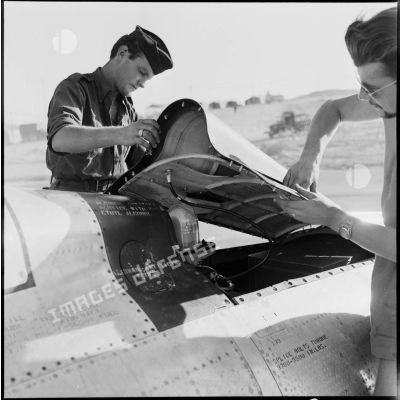 La vérification équipement d'un chasseur-bombardier F-84F Thunderstreak, sur la base aérienne d'Akrotiri (Chypre).