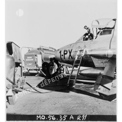 Le ravitaillement en carburant d'un chasseur-bombardier F-84F Thunderstreak de la 1re escadre de chasse, sur la base aérienne d'Akrotiri (Chypre).