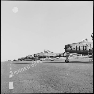 L'alignement des F-84F Thunderstreak des 1re et 3e escadres de chasse au parking, sur la base aérienne d'Akrotiri (Chypre).