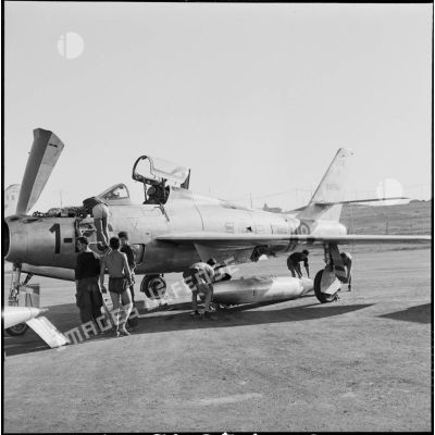Le démontage d'un réservoir extérieur d'un F-84F Thunderstreak de la 1re escadre de chasse, sur la base aérienne d'Akrotiri (Chypre).