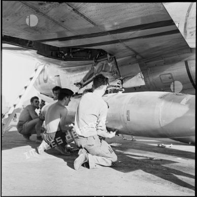 Le démontage d'un réservoir extérieur d'un chasseur-bombardier F-84F Thunderstreak, sur la base aérienne d'Akrotiri (Chypre).
