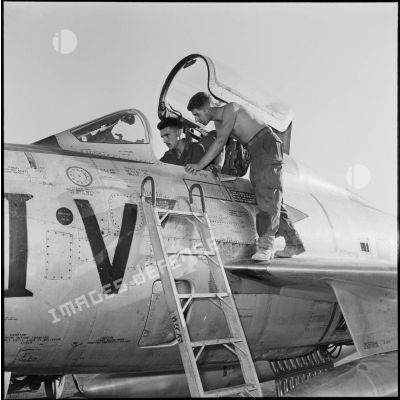 La vérification cabine d'un F-84F Thunderstreak de la 3e escadre de chasse, sur la base aérienne d'Akrotiri (Chypre).