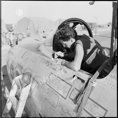 La vérification cabine d'un F-84F Thunderstreak de la 1re escadre de chasse, sur la base aérienne d'Akrotiri (Chypre).
