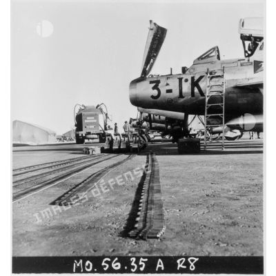 L'armement des mitrailleuses de 12,7 mm des F-84F Thunderstreak de la 3e escadre de chasse, sur la base aérienne d'Akrotiri (Chypre).