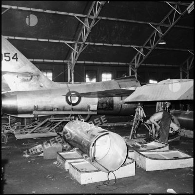 Le montage de réservoirs supplémentaires sur un F-84F Thunderstreak, sur la base aérienne d'Akrotiri (Chypre).