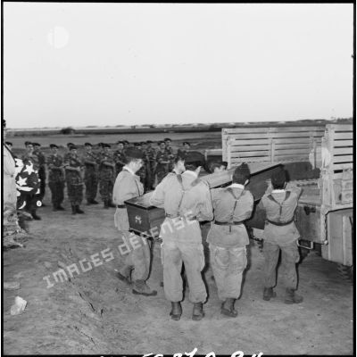 Le corps du reporter américain David Seymour est chargé à bord d'un camion par six soldats français au terme d'une cérémonie funéraire à Port-Fouad.