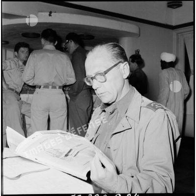 Robert C. Doly, journaliste au quotidien New York Times, au camp de presse à Port-Fouad.