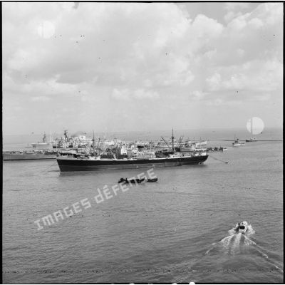 Un navire de commerce, réquisitionné pour le transport de troupes et de véhicules, à Port-Saïd.